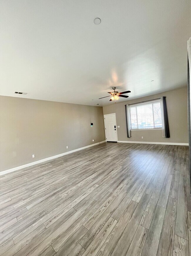 Foto del edificio - UPCOMING 4 BED 3 BATH HOME AVAILABLE 2/1/2...