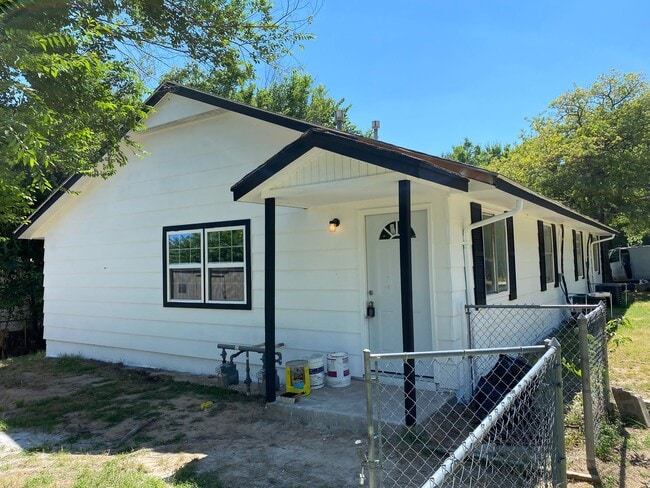 1016 A - 1016 N Roosevelt Ave