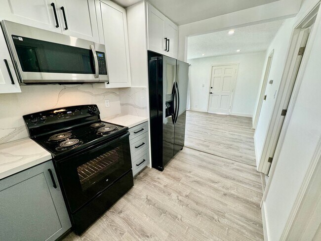 Building Photo - 3 Bed / 1.5 Bath Home in El Sobrante - Ful...