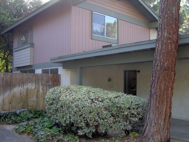 Building Photo - Cute 2 Bedroom 1 Bathroom Townhome!!!