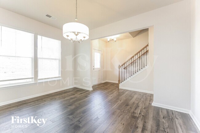 Foto del edificio - 1303 Eagledale Pl