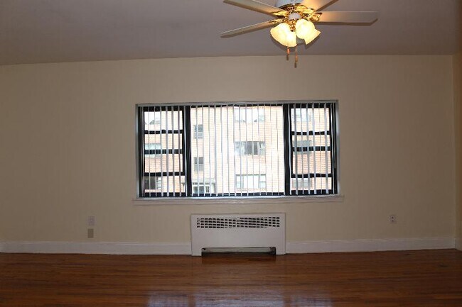 Building Photo - 114 Longwood Ave