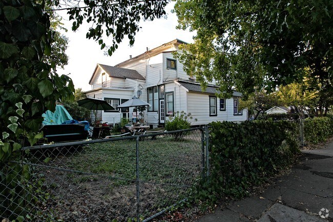 Building Photo - 320 4th St