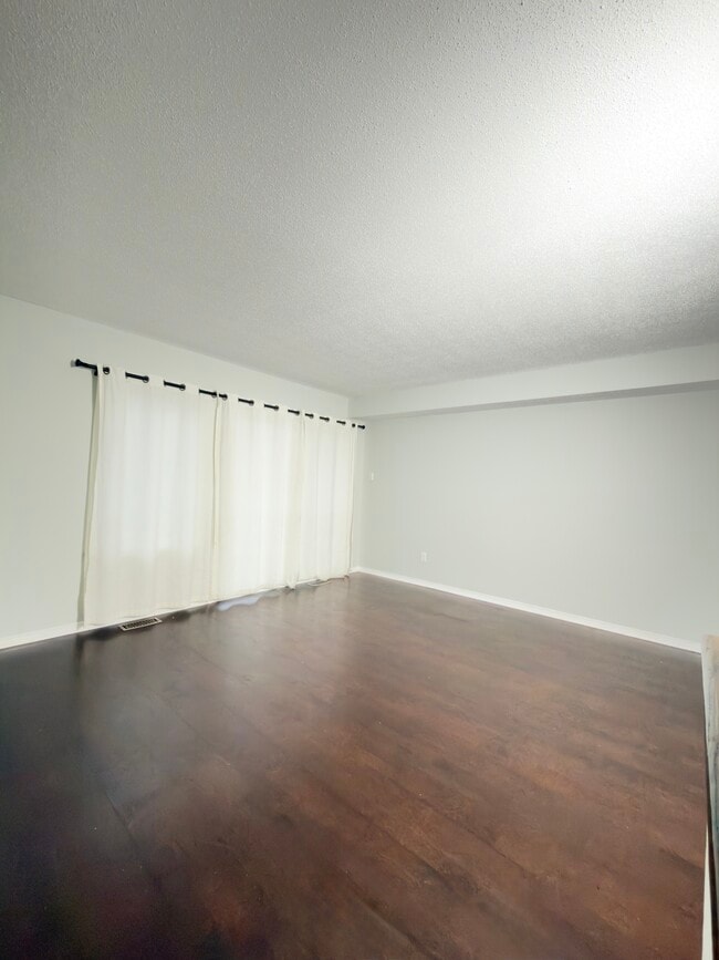 Salon - 243 Deercroft Av