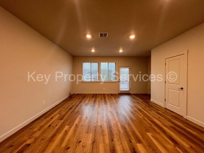 Foto del edificio - Woodland Townhome with Huge Tandem Garage