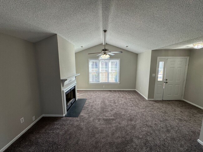 Foto del edificio - Renovated 3 Bedroom House Near Black Creek...