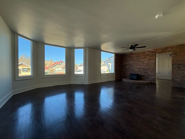 Foto del edificio - 215 W 5th St