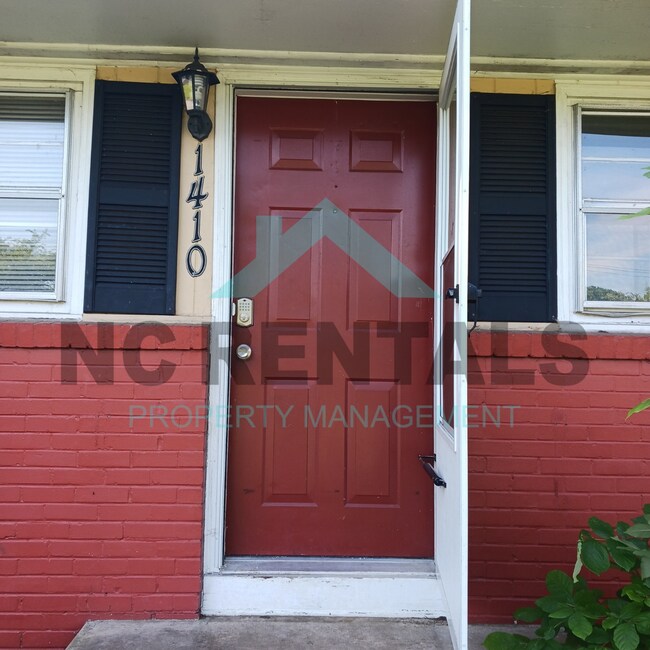 Foto del edificio - 1410 E Cone Blvd
