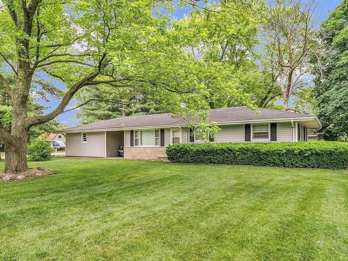 Foto principal - 202 S Bourne St