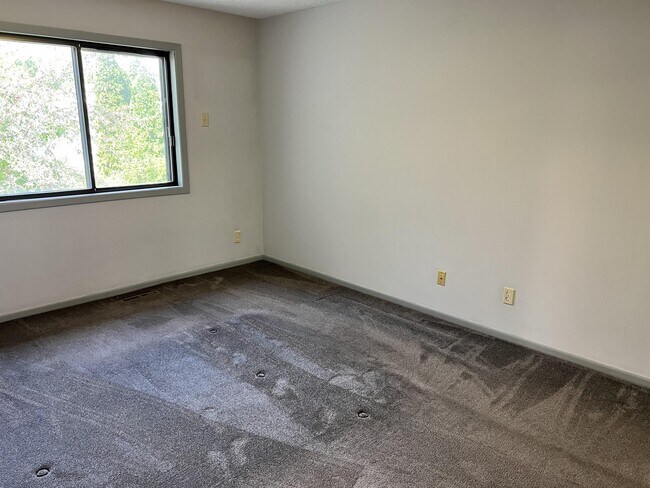 Building Photo - 2049 Parkside Dr