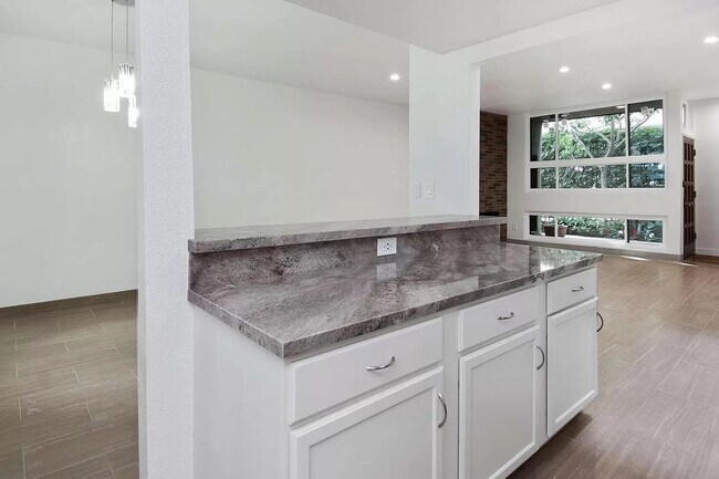 Desde la cocina se ve hacia el comedor/sala de estar. ¡Este es un plano ideal para recibir invitados! - 10315 Missouri Ave