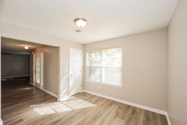 Foto del edificio - 6891 Derby Ave