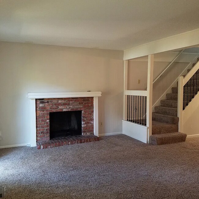 Building Photo - Charming home for your family!