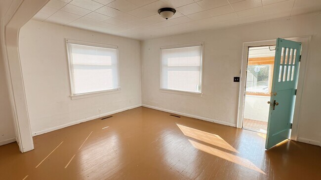 Building Photo - PRELEASING: 4 bdrm/1 bath house with large yard near WWU!