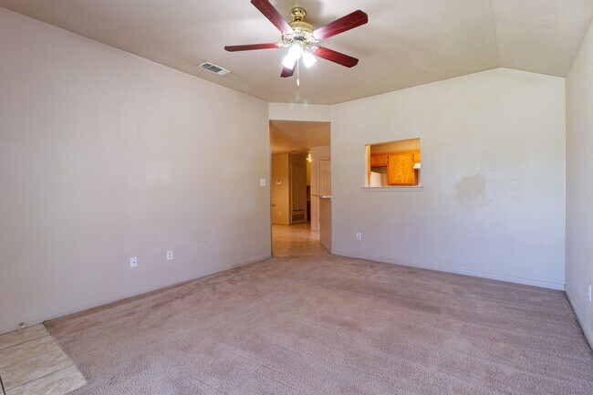Foto del edificio - PRICE REDUCTION - AVAILABLE NOW!
