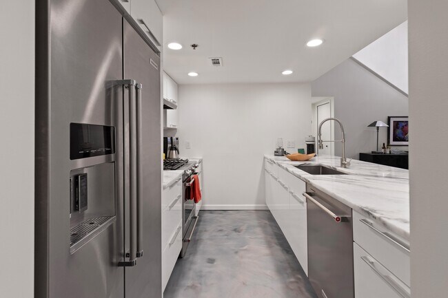 Foto del edificio - 3434 Russell St