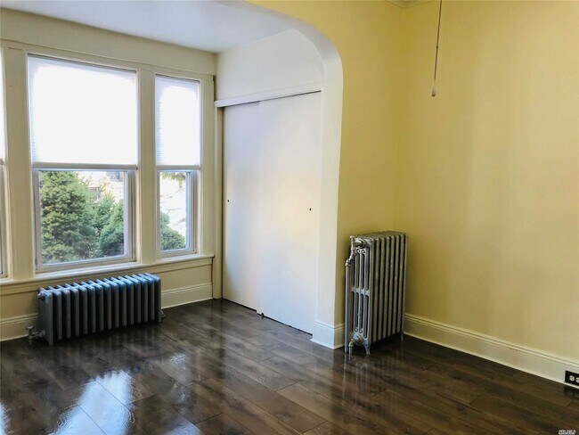 Building Photo - 72-12 67th Pl