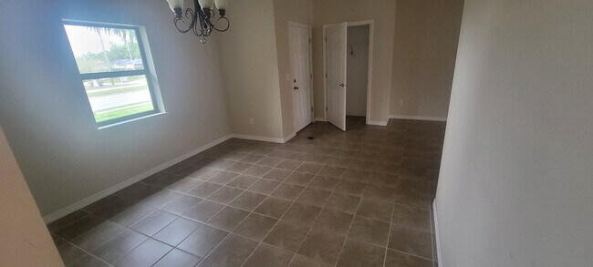 Comedor - 2185 N Normandy Blvd