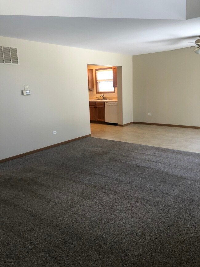 Foto del edificio - 556 Birch Rd