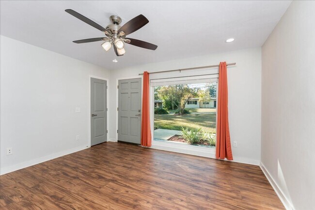 Foto del edificio - 3 Bed / 2 Bath in Levy Park