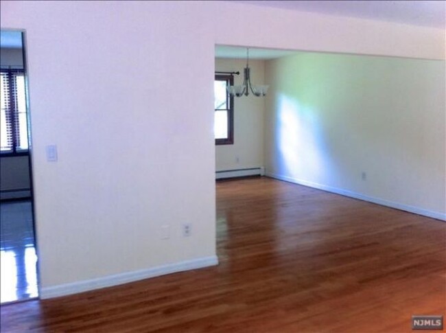 Building Photo - 253 Brookside Ave