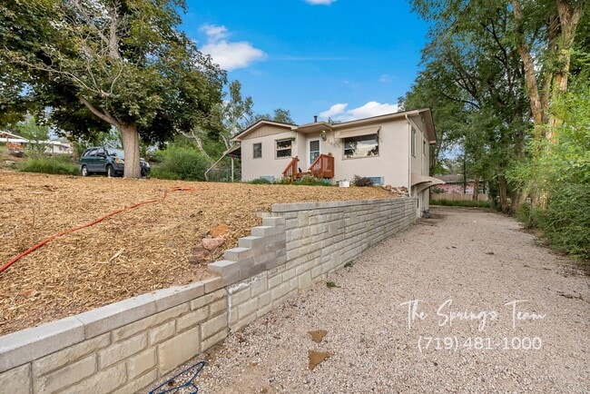 Building Photo - Charming Westside Duplex - NO RENT TILL JANUARY