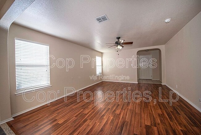 Building Photo - 518 Reba