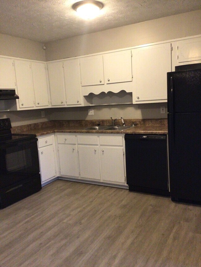 Building Photo - Newly Remodeled Smart Home. Self-Tour Today!