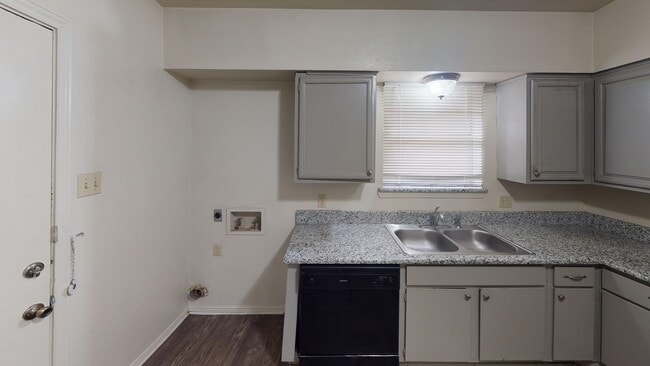 Foto del edificio - 1518/1520 N. Carroll Blvd
