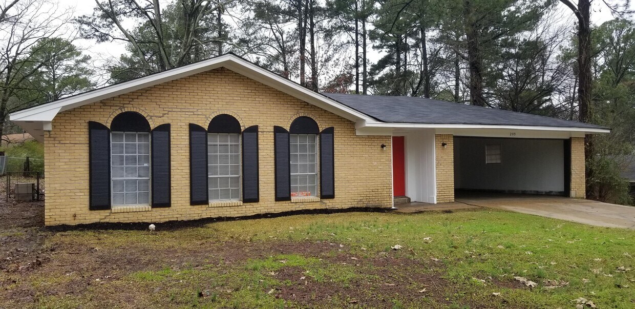 Primary Photo - 209 Lake of Pines Dr