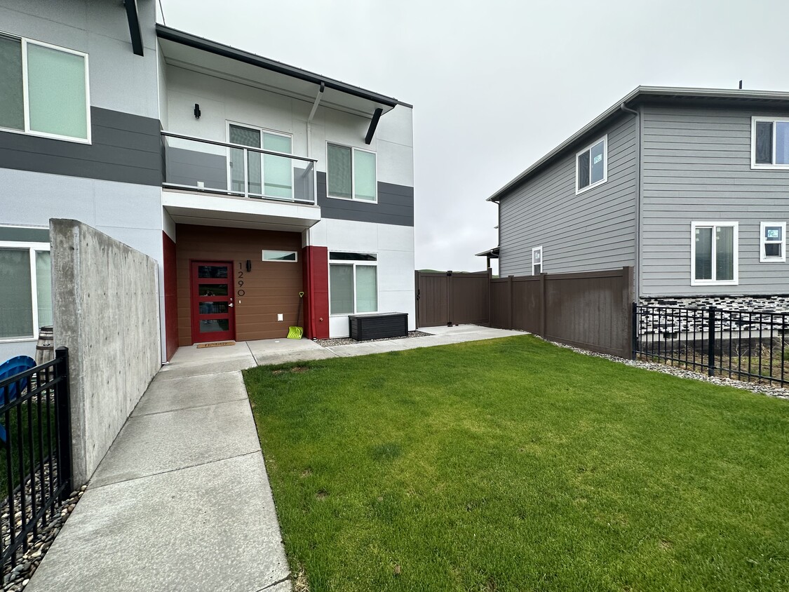 Front door & fenced yard - 1290 NW Terre View Dr