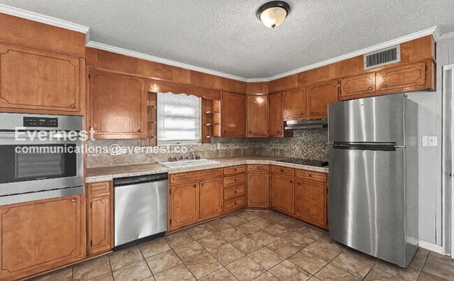 Building Photo - 2 Bed, 2 Bath Home with Garage / Pet-Friendly / Vouchers Accepted / Available Now!