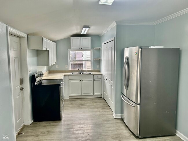 Building Photo - 153 N Vaught St