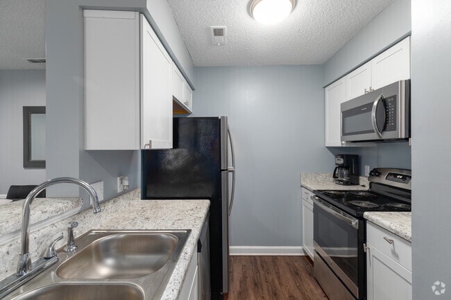1BR, 1BA - 610SF Kitchen - OLD Hunters Chase