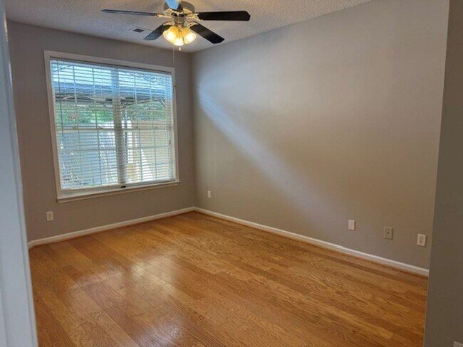 Building Photo - 126 Marshland Ln