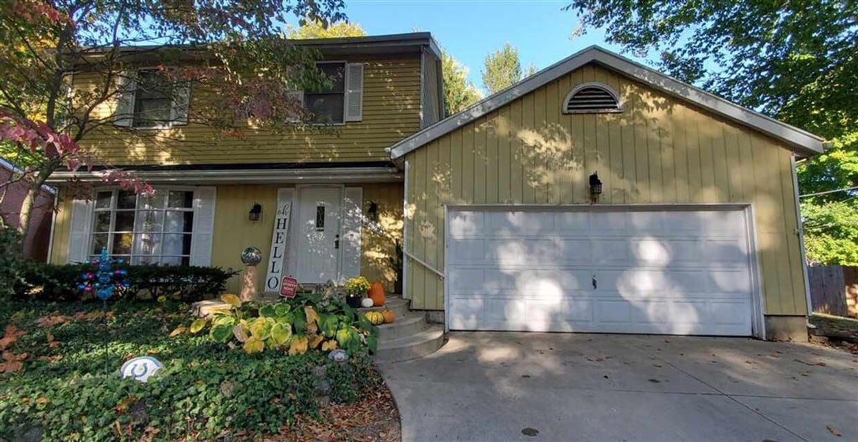 Primary Photo - Welcome to this Stunning and Expansive 3 B...