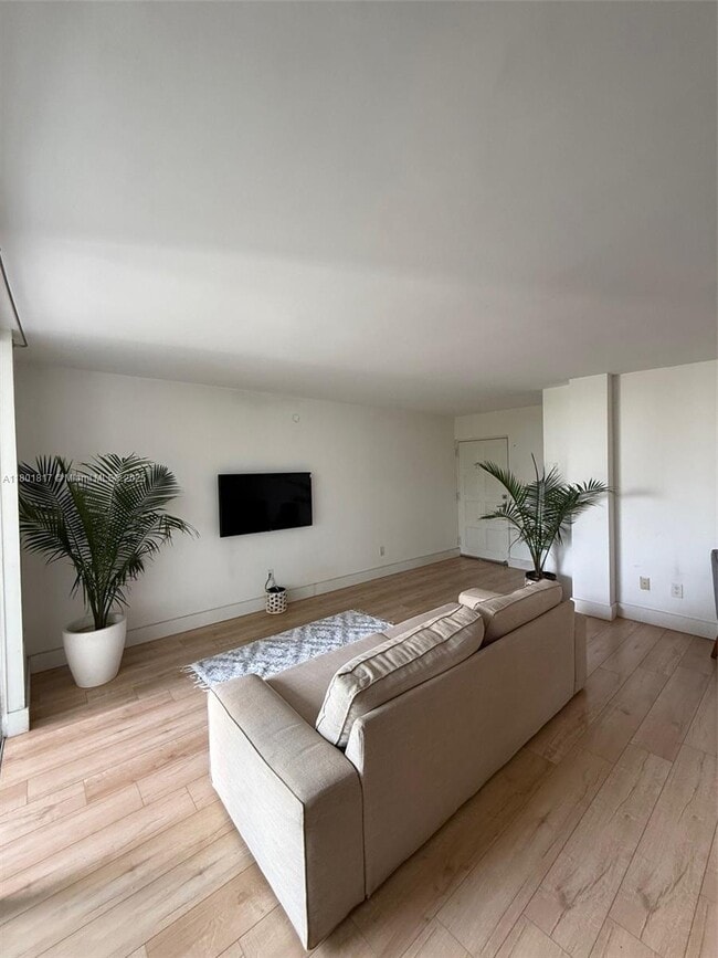 Foto del edificio - 680 NE 64th St