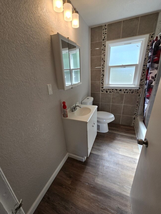 Building Photo - 633 7th St