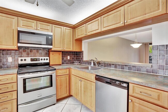 Foto del edificio - 4615 Carambola Cir S