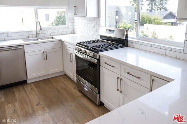 Building Photo - 4 br, 3 bath Condo - 4632 1/2 W 18th St