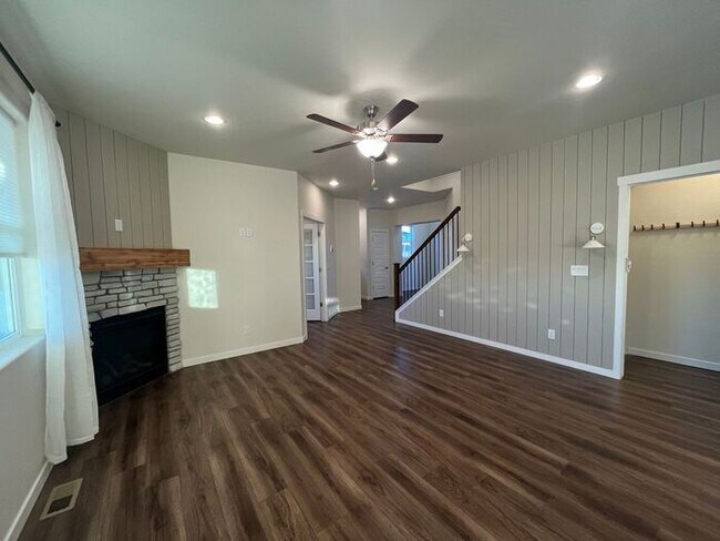 Building Photo - Beautiful Newer Home in North Windsor