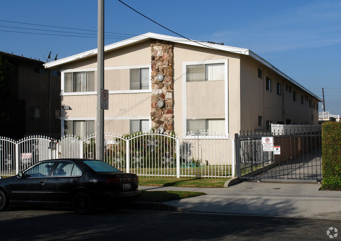 Building Photo - 939 N Cedar St