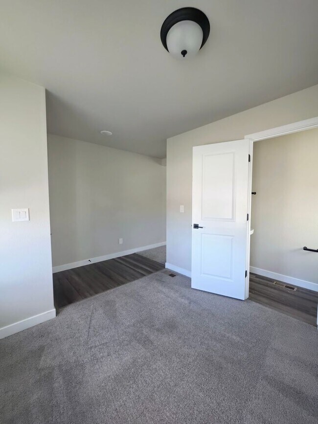 Building Photo - Spacious 4-Bedroom Home with Modern Finishes in Lorson Ranch
