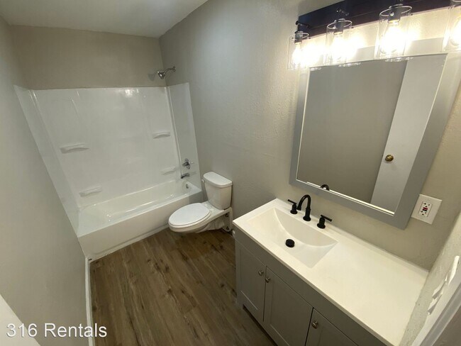 Foto del edificio - 3 br, 1 bath House - 200 N Tracy St