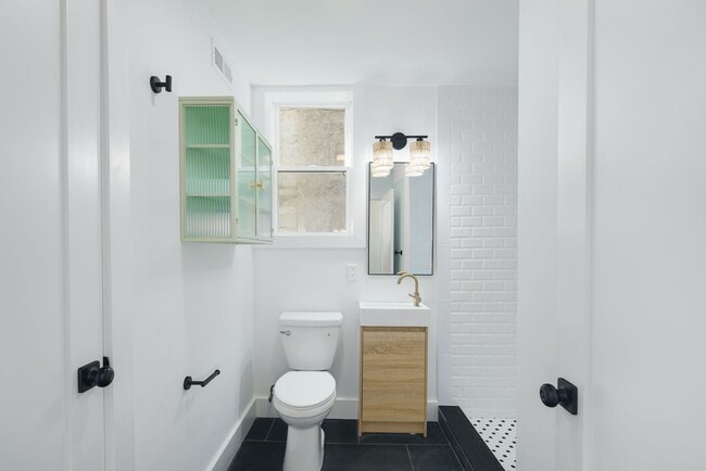 Building Photo - 724 Dickinson St