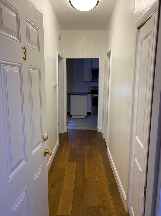 Entrance/Hallway - 516 67th St