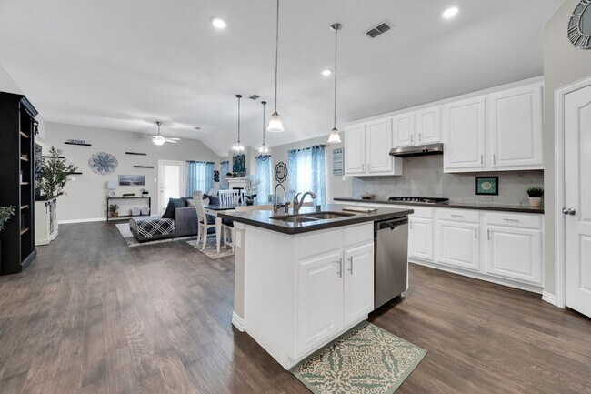 Foto del edificio - Beautifully Designed Ranch-Style Home in Prime Midlothian Location!
