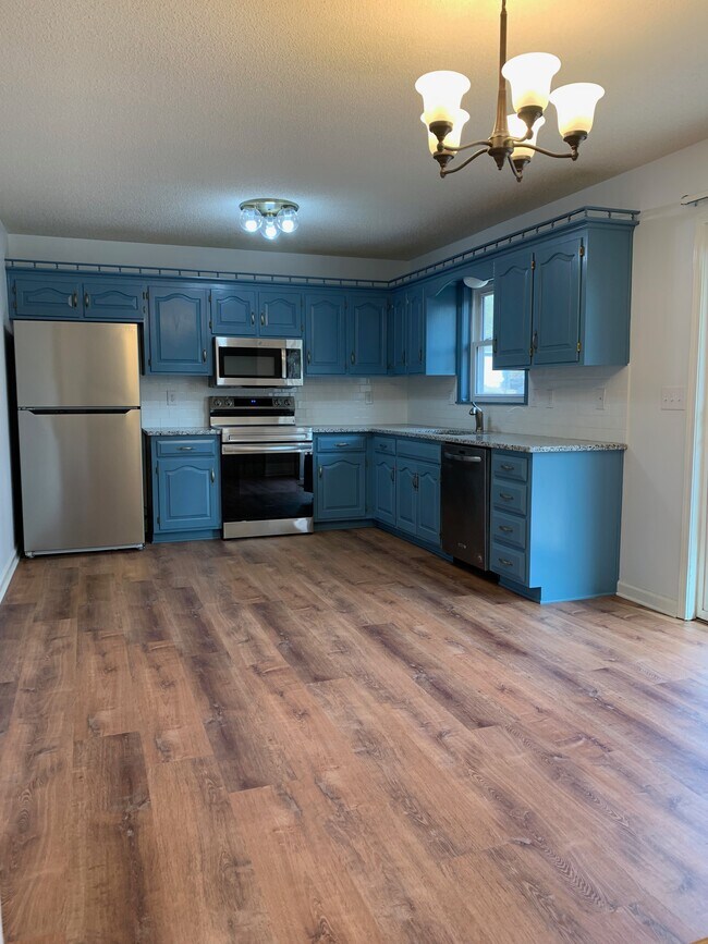 Eat-in Kitchen - 6601 Northwest Gilly Road