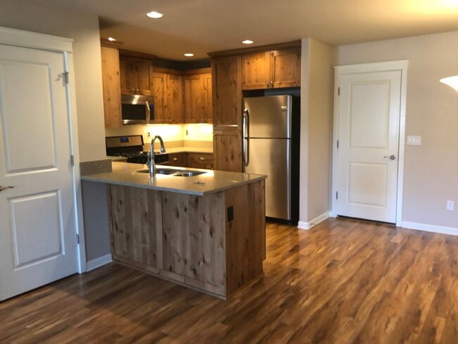 Building Photo - 3 Bedroom Townhome in McCall Landing