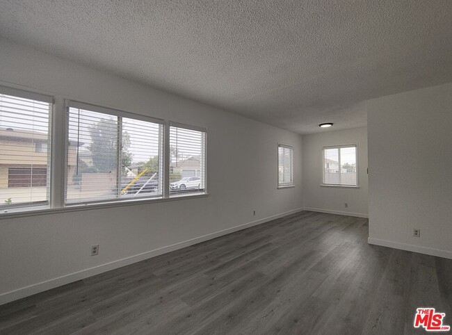 Building Photo - 1560 W 160th St